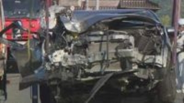 国道でミキサー車と乗用車が正面衝突…ミキサー車が畑に転落、乗用車は大破　乗用車に乗っていた70代男性が死亡　ミキサー車を運転していた女性は一時車内に閉じ込められる　鳥取県八頭町