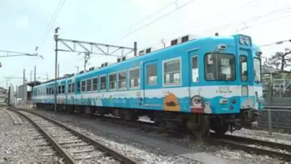 定番のオレンジではない、青い「一畑電車」…正体は大手保険会社の「全面ラッピング電車」　SNS全盛の時代に広告電車を走らせる狙いとは？
