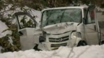 大型トレーラーと軽トラックがで衝突…雪が残る山あいの県道で事故発生　軽トラック運転の高齢男性が意識不明の重体　トレーラーの運転手も救急搬送