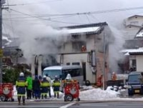 【速報】米子市の住宅密集地で建物火災