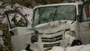 片側1車線の県道で大型トレーラが対向車線にはみ出し、軽トラックに衝突…軽トラック運転の高齢男性が死亡　鳥取県日南町