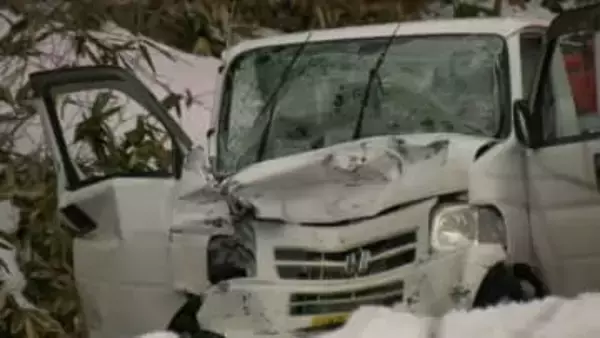 片側1車線の県道で大型トレーラが対向車線にはみ出し、軽トラックに衝突…軽トラック運転の高齢男性が死亡　鳥取県日南町