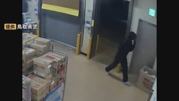 右手に刃物のような物、左手に現金のような物を握りしめ…逃走中強盗犯が写った防犯カメラ映像を鳥取県警が公開