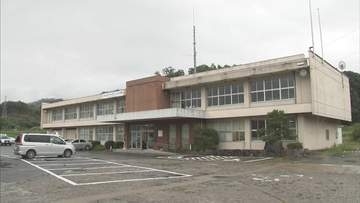 「トラクターが横転し、人が下敷きになっている」鳥取県八頭町の果樹園　警察などがその場で男性の死亡を確認