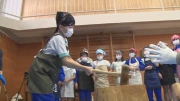 「よいしょ！よいしょ！」児童らが力を合わせ餅つき　島根県浜田市
