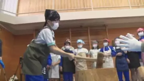 「よいしょ！よいしょ！」児童らが力を合わせ餅つき　島根県浜田市