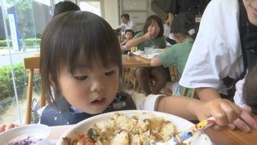 夏野菜を使ったキーマカレー作りに親子が挑戦　栄養士を目指す学生たちが開催の「こども食育食堂」　島根県松江市の専門学校