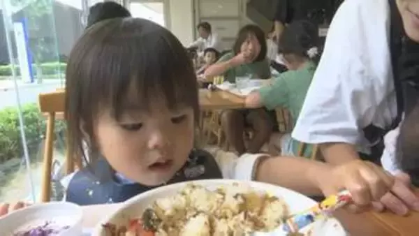 夏野菜を使ったキーマカレー作りに親子が挑戦　栄養士を目指す学生たちが開催の「こども食育食堂」　島根県松江市の専門学校