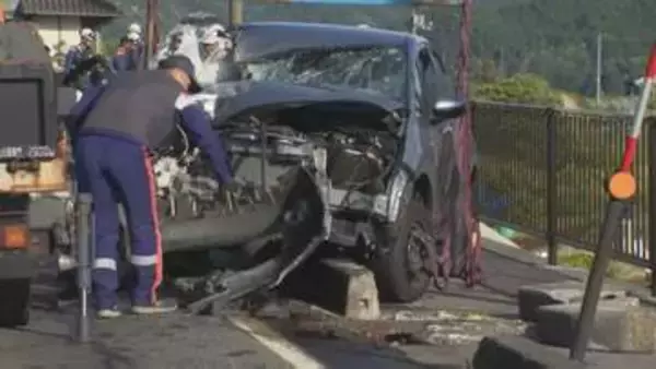 国道でミキサー車と乗用車が正面衝突…「乗用車を避けようとしたミキサー車が道路から転落した」　神奈川県横浜市の男性(70)が運転するレンタカーが対向車線にはみ出したか　男性は死亡、同乗の妻(68)が大けが　ミキサー車運転の女性(55)は一時車内に閉じ込められる