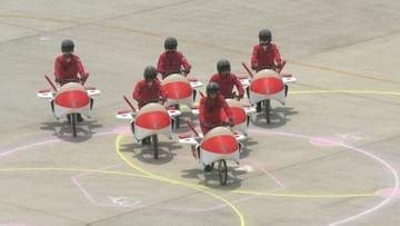 ライバルは「ブルーインパルス」　航空自衛隊高尾山分屯基地で活動する「レッドクラブ」とは？　使用する機体は…「F-35」イメージの“自転車”　名前の由来は“ベニズワイガニ”　航空祭で観客魅了