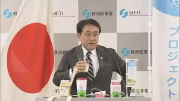 「地元の牛乳の宣伝をさせていただきます」赤沢経済産業大臣、会見で鳥取の「白バラ牛乳」飲み干す　高市内閣閣僚たちこぞって会見で牛乳ゴクゴクのワケ