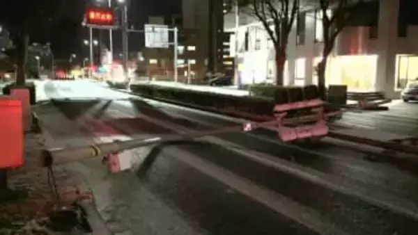 経年劣化か？　信号機を取り付けた信号柱が根元から折れ道路塞ぐ　島根県松江市の県道