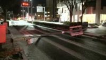 経年劣化か？　信号機を取り付けた信号柱が根元から折れ道路塞ぐ　島根県松江市の県道