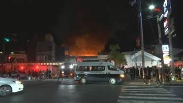 出火から3時間…延焼中　出雲市の商店街「サンロードなかまち」で複数軒が燃える火事　出火から2時間経過しても火の勢い弱まらず　市が避難所開設　島根・出雲市