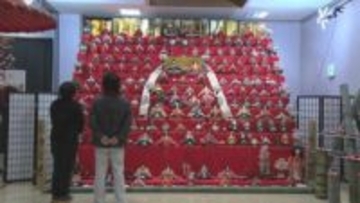 十一段の特大ひな壇に150体のひな人形　島根県邑南町で春の訪れを告げる雛飾り展示