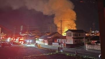 未明の住宅街で民家火災が発生　性別不明の２人の遺体発見　夫婦と連絡取れず　島根県出雲市