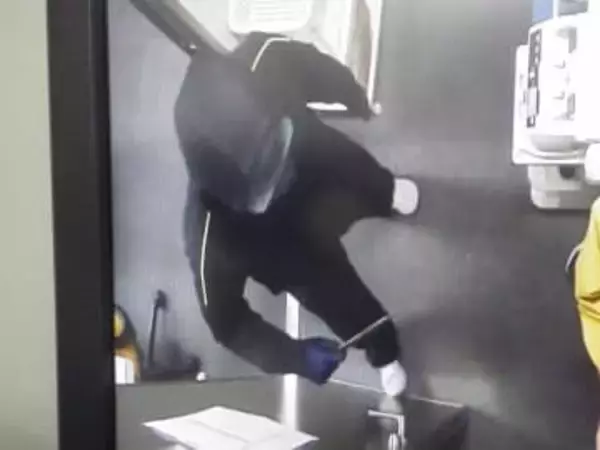 【続報】警察が逃走中の容疑者の画像公開　鳥取県境港市のスーパーで包丁を持った男が「金を出せ」　金庫内の現金約270万円を奪い逃走