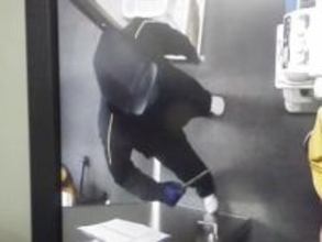 【続報】警察が逃走中の容疑者の画像公開　鳥取県境港市のスーパーで包丁を持った男が「金を出せ」　金庫内の現金約270万円を奪い逃走