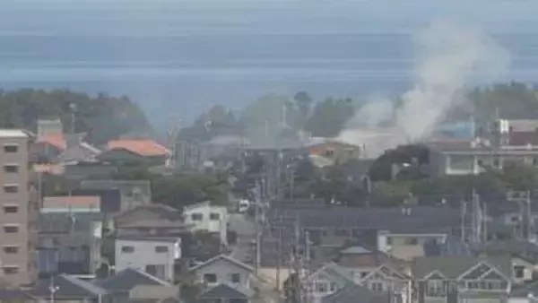 「草が燃えていて家にうつりそうだ」住宅街で枯草火災　鳥取・米子市