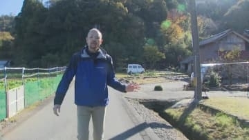 「アスファルトをかむようなガチャガチャガチャと…」午前4時、新聞を取ろうと玄関を開けると…クマが　遭遇した男性が語る恐怖