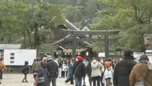 「二礼・四拍手・一礼」出雲大社　初詣客でにぎわう
