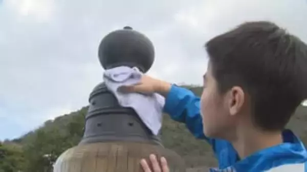 1年の汚れをきれいに　鳥取城跡の擬宝珠橋を小学生が「橋磨き」