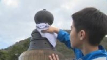1年の汚れをきれいに　鳥取城跡の擬宝珠橋を小学生が「橋磨き」
