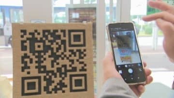 読めるの？？砂のＱＲコードを鳥取砂丘コナン空港に　スマホでつながる先は…　鳥取県鳥取市