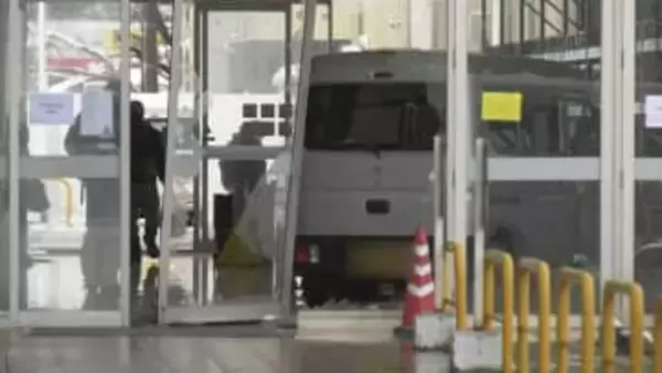 「駐車する際、アクセルとブレーキを踏み間違えた」70代男性運転の車がディスカウントストアに突っ込む　客の女性がケガ　鳥取県境港市