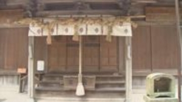 初詣「参拝順番待ち」大行列…横から参拝するのはアリ？ナシ？　拝殿の中央と端で“ご利益”に差はある？　神社に聞いてみると…