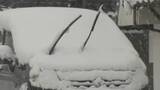 「大雪で車にも積もった…ワイパーは「立てた方が良い？」　JAFに聞くと…「立てない方が良い場合もある」　凍ってしまったフロントガラスを熱湯を使って解かすのはアリ？ナシ？」の画像1