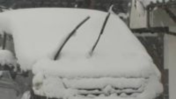 大雪で車にも積もった…ワイパーは「立てた方が良い？」　JAFに聞くと…「立てない方が良い場合もある」　凍ってしまったフロントガラスを熱湯を使って解かすのはアリ？ナシ？