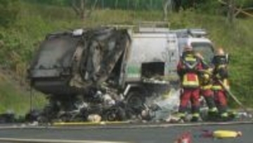 ごみ収集車の荷台から発火　小型破砕ごみを収集中のドライバーが気づいて通報　けが人なし　鳥取・八頭町