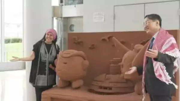 大阪・関西万博のレガシー　ヨルダンの「赤い砂」鳥取県で展示　当時のヨルダン館の代表代行が視察
