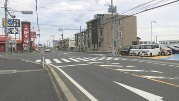 消化器まき散らす自転車　覆面パトカーの追跡中に交差点で乗用車と出合い頭に衝突。　少年１人が意識不明の重体