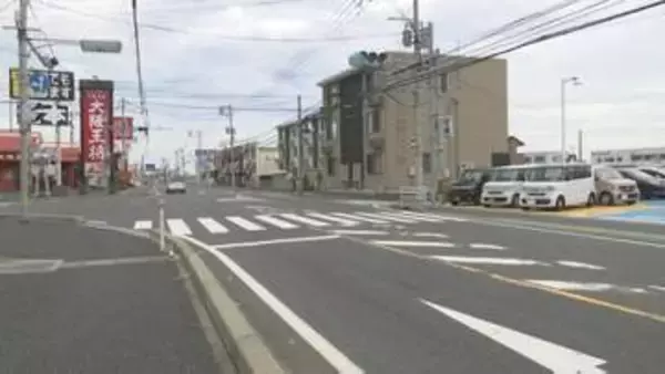消火器まき散らす自転車　覆面パトカーの追跡中に交差点で乗用車と出合い頭に衝突。　少年１人が意識不明の重体