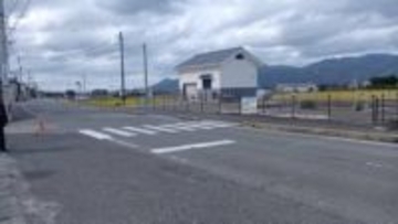 【速報】横断歩道を自転車で渡っていた女子中学生がトラックにはねられ意識不明の重体