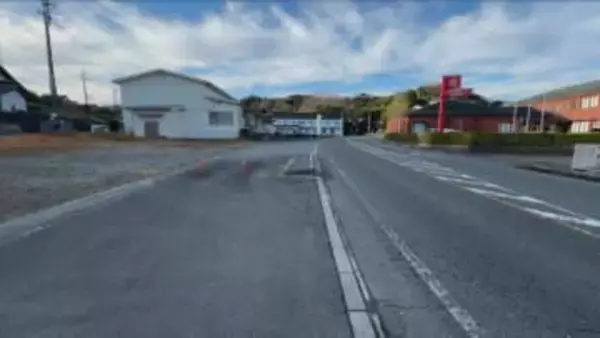 見通しの良い右カーブで…国道を走行していた車が道路脇の倉庫に突っ込む　運転していた高齢男性(78)が外傷性心破裂で死亡