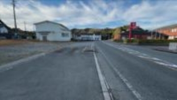 見通しの良い右カーブで…国道を走行していた車が道路脇の倉庫に突っ込む　運転していた高齢男性(78)が外傷性心破裂で死亡