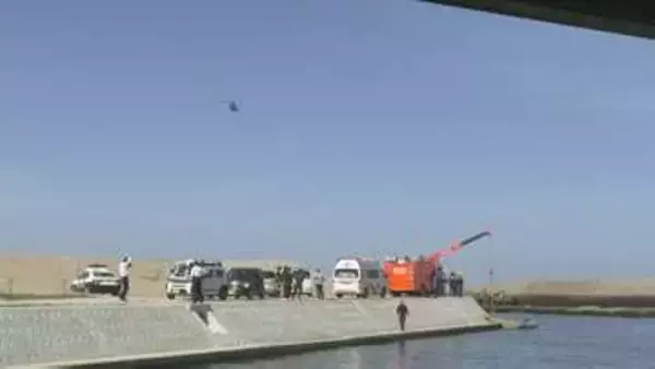 「大栄大橋付近の河口に車が落ちている」車が転覆した状態で沈没　現場近くには、バンパーなど車の部品　鳥取県北栄町