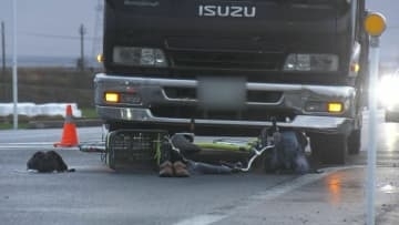 「ブレーキをかけたが間に合わなかった」交差点で中型トラックと自転車が衝突　自転車の女性が意識不明の重体