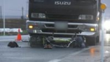 「ブレーキをかけたが間に合わなかった」交差点で中型トラックと自転車が衝突　自転車の女性が意識不明の重体