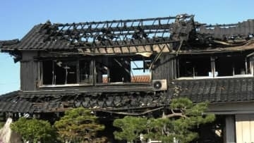 一度外に避難したのに再び家の中へ…　民家が全焼　焼け跡から見つかった1人の遺体の身元は妻と判明　死因は焼死