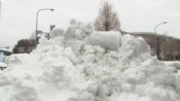雪かきで大量の雪の山…「道路に雪を捨てる」行為は法律違反？　SNSで物議、警察に聞いてみると…「交通の妨げになる」罰金の可能性も　たまった雪はどうすればいい？