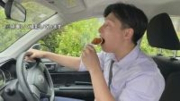 運転しながら「コンビニチキン」食べるのは交通違反？　警察に確認すると…