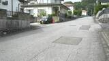 「「ボンという音がして車と歩行者がぶつかった」横断歩道のない町道を歩いて渡っていた高齢女性が車にはねられる事故…搬送時は会話可能→容態急変し意識不明の重体に　鳥取・南部町」の画像1
