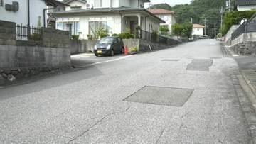 「ボンという音がして車と歩行者がぶつかった」横断歩道のない町道を歩いて渡っていた高齢女性が車にはねられる事故…搬送時は会話可能→容態急変し意識不明の重体に　鳥取・南部町