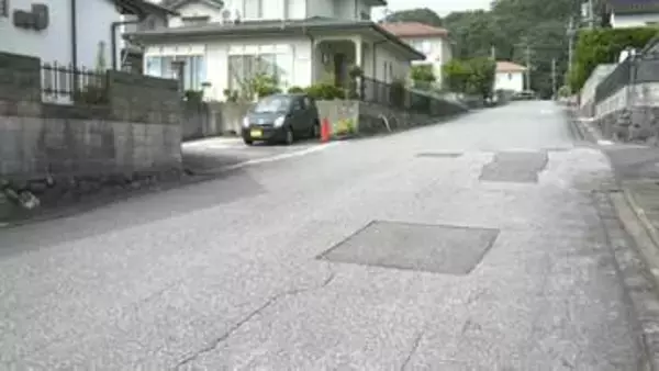 「ボンという音がして車と歩行者がぶつかった」横断歩道のない町道を歩いて渡っていた高齢女性が車にはねられる事故…搬送時は会話可能→容態急変し意識不明の重体に　鳥取・南部町