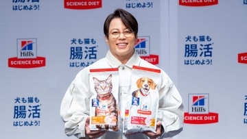 “愛犬家”西川貴教、トイプードルとの日常を明かす「今も一緒に寝ております」