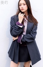 乃木坂46井上和、赤のニットビスチェにヌーディピンクのメイクで表紙を飾る